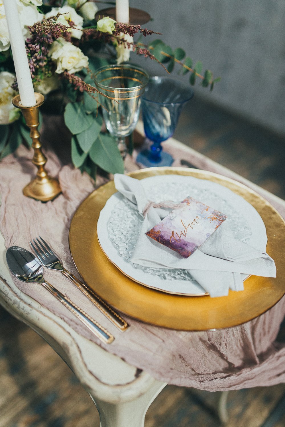 Съёмка
#loft_purpur_i_nejnost'
Концепция и организация: Таня Елисеева | Флористика и декор: Hlorisflowers Полиграфия: Oksanamike | Украшения: Namfleg | МUAH: Алена Агаларова |Фотограф: Полина Шефтер | В роли моделей: реальная пара, мои майские молодожены