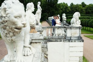 Свадебная фотосессия на фоне статуй