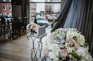 Украшение цветами места свадебного торжества