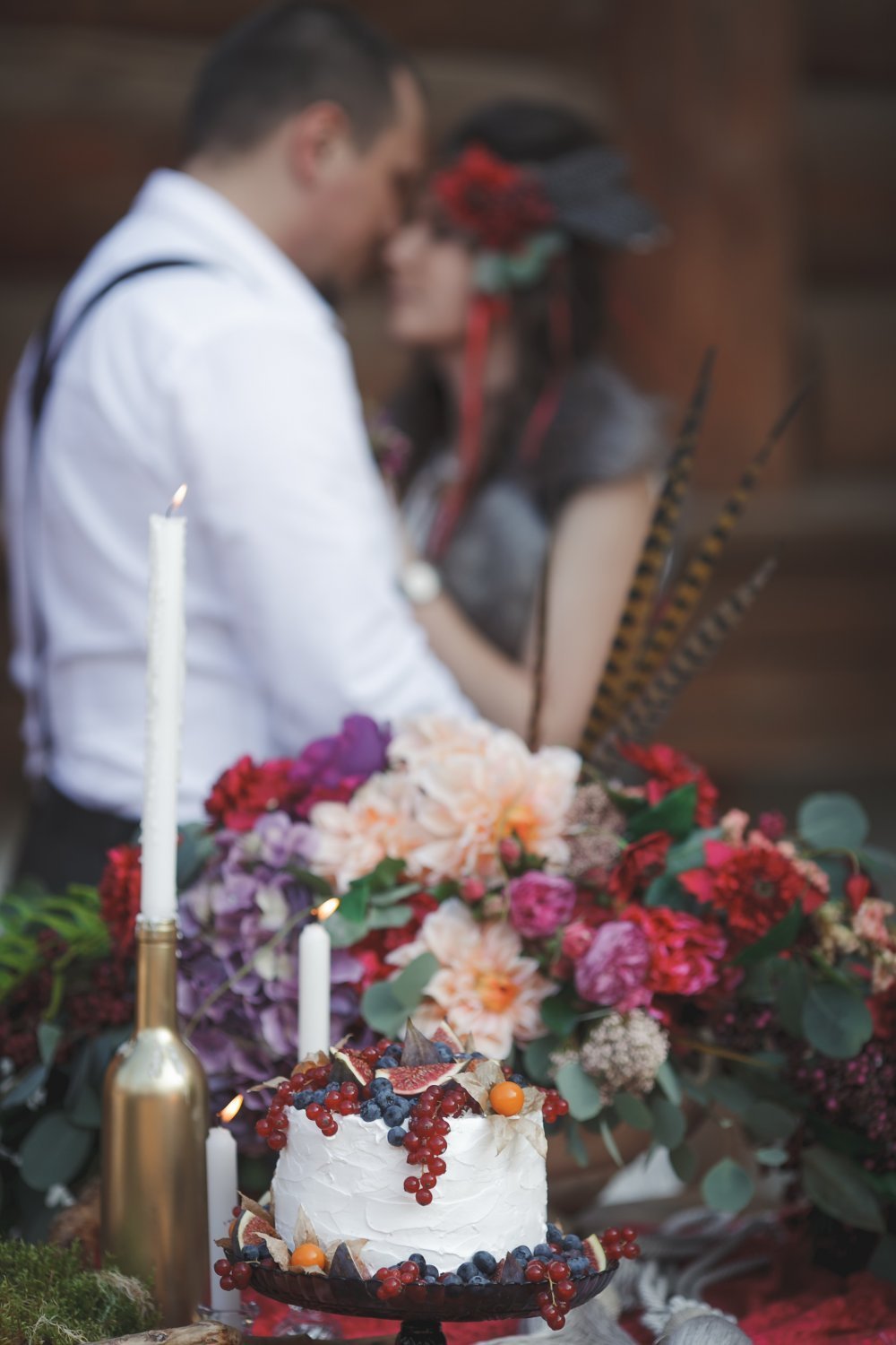 Альбина и Максим настоящие романтики, путешественники,  и ценители природы,  мечтавшие о настоящей сказочной свадьбе. Потому предложенный нами вариант свадьбы в стиле бохо, где главные герои свобода, легкость и творчество невеста и жених  приняли с энтузиазмом.  Ребятам хотелось, чтоб этот день был ярким и свободным, вне традиционных ресторанов, и при этом по - домашнему комфортным. Этот особенный день они решили провести с близкими потому были  приглашены только  друзья и родственники - маленькая компания по настоящему ценных людей.  
Выбранный стиль декора - Богемный стиль -  был несколько смягчен для гармонизации всей атмосферы в сторону "русского" формата: вместо экзотических цветов - розы, георгины, ягоды калины, ежевики, брусники и смородины, мох и ветки сосны.  Вместо ловушек для снов - кружево в деревянных пяльцах. Все было построено на контрастах: дерево и ткань, простые винные бутылки и роскошные подсвечники,  сочный цвет декора, и, конечно, перья.   В качестве места проведения был выбран эко-комплекс,  дом сложенный целиком из бревен, с камином  и просторным двором - уютный и очень колоритный.  Деревянные столы  со скамейками  вместо стульев, множество свечей,  бабушкина  кружевная скатерть и простая керамическая посуда служили декором.  В меню ужина были традиционные  продукты с неожиданным вкусом - мастерски приготовленные приглашенным шеф-поваром азиатского ресторана с добавлением экзотических кисло-сладких соусов и с  необычной подачей.  Сладкий стол  с ежевичным и черничным  вареньем из семейных запасов, а торт для ребят сделала мама жениха, секретный  рецепт которого обещала передать невесте. После неповторимого ужина, веселых  интерактивов, и игр гостям долго не хотелось расходиться  - тепло горящего камина, только близкие люди и ощущение "особенного дня" - что может быть лучше?
