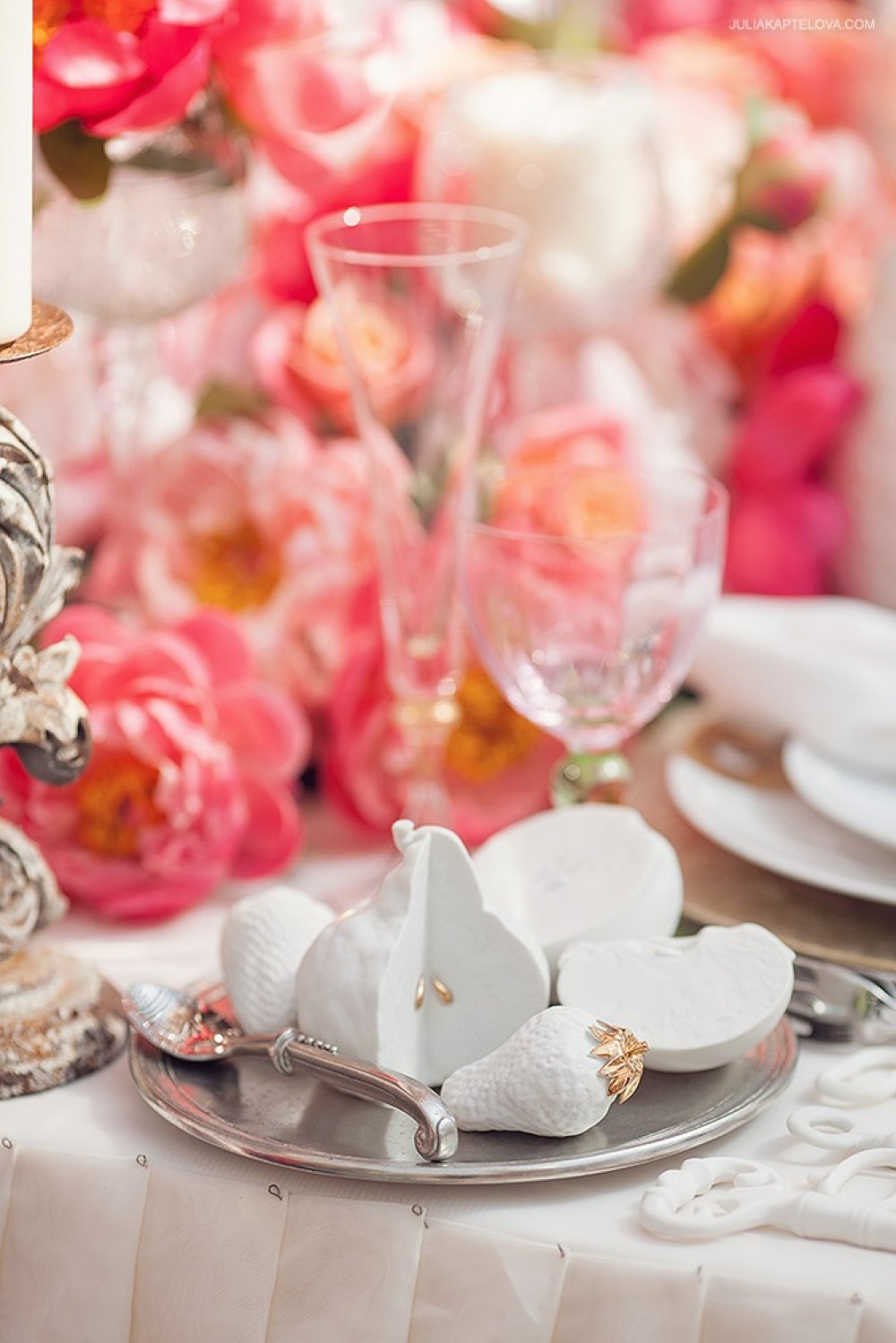 Свадьба была оформлена в нежных розовых тонах весеннего солнечного настроения. Благоухающие пионы, горный хрусталь, цветущая вишня украсили стол для молодоженов. Вся посуда для сервировки и предметы декора из фарфора были предоставлены нашим партнером, российским брендом Igor Klimenkoff, сотрудничеством с которым мы очень гордимся. Надеемся, что все присутствующие по достоинству оценили изящество и мастерство профессионалов, которые создают всю эту красоту, чтобы делать ваши торжественные мероприятия незабываемыми.