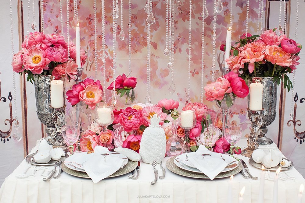 Свадьба была оформлена в нежных розовых тонах весеннего солнечного настроения. Благоухающие пионы, горный хрусталь, цветущая вишня украсили стол для молодоженов. Вся посуда для сервировки и предметы декора из фарфора были предоставлены нашим партнером, российским брендом Igor Klimenkoff, сотрудничеством с которым мы очень гордимся. Надеемся, что все присутствующие по достоинству оценили изящество и мастерство профессионалов, которые создают всю эту красоту, чтобы делать ваши торжественные мероприятия незабываемыми.