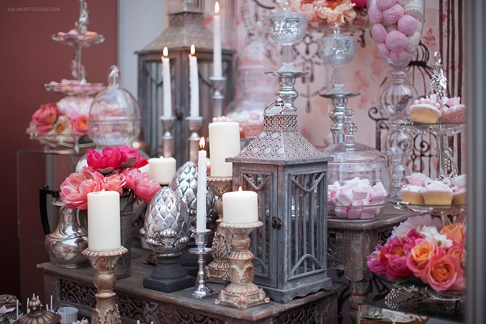 Свадьба была оформлена в нежных розовых тонах весеннего солнечного настроения. Благоухающие пионы, горный хрусталь, цветущая вишня украсили стол для молодоженов. Вся посуда для сервировки и предметы декора из фарфора были предоставлены нашим партнером, российским брендом Igor Klimenkoff, сотрудничеством с которым мы очень гордимся. Надеемся, что все присутствующие по достоинству оценили изящество и мастерство профессионалов, которые создают всю эту красоту, чтобы делать ваши торжественные мероприятия незабываемыми. Общий бюджет свадьбы 900000 р. 