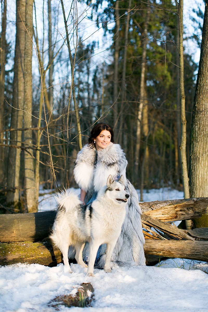 Зимняя фотосессия невесты с собакой
