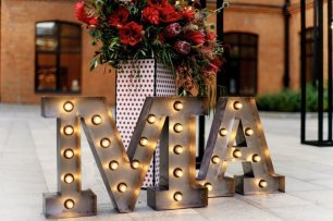 Огромные светящиеся буквы