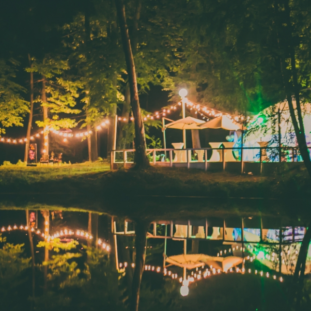 свадебный банкет в шатре на природе, организатор CARPE DIEM