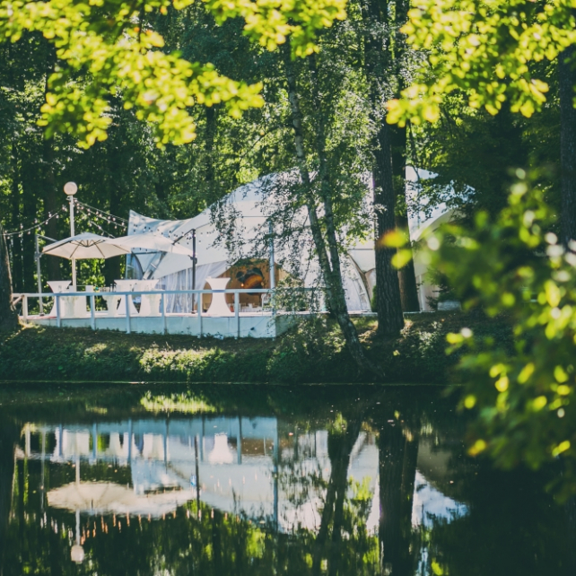 свадебный банкет в шатре на природе, организатор CARPE DIEM