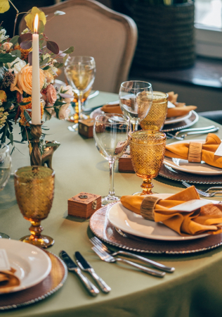 свадьба в оранжевом цвете, свадебная сервировка, организатор CARPE DIEM