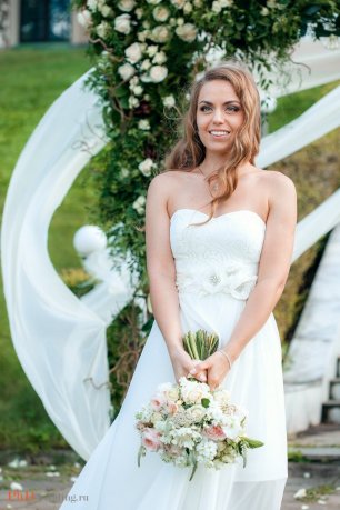 Невеста на церемонии выездной регистрации