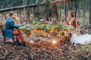 Свадебный ужин в осеннем лесу