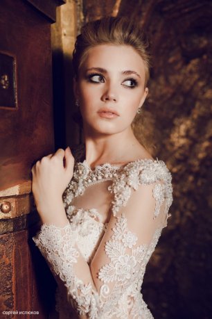 Кружевное украшение свадебного платья