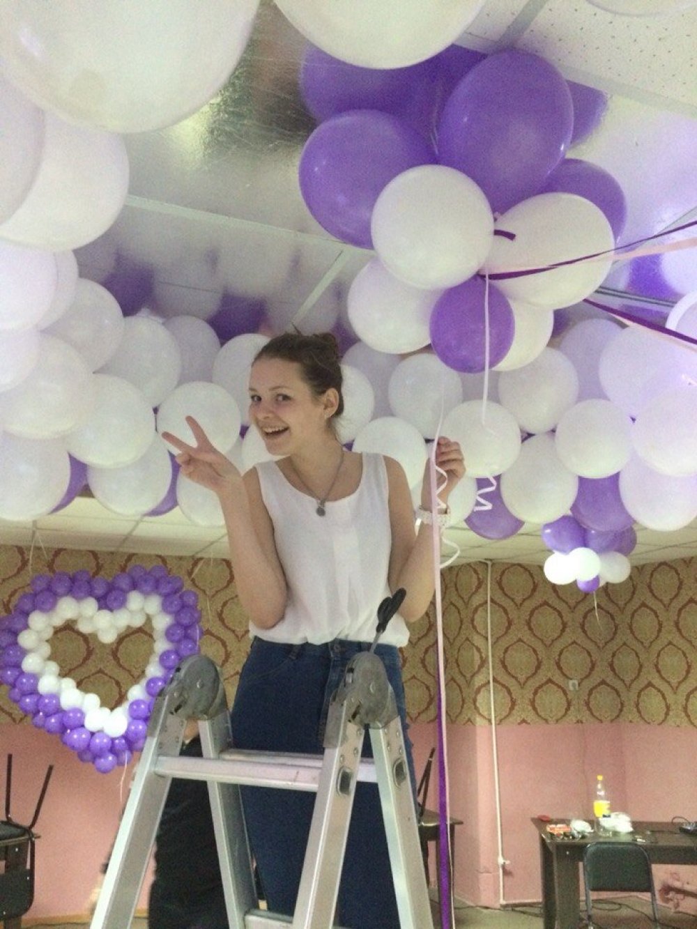 Украшение зала и потолка шарами