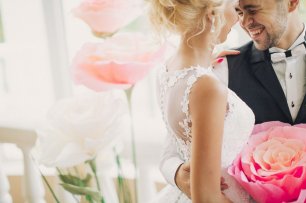 Фотосессия с большими бумажными цветами