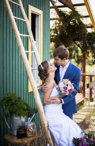 Фото жениха и невесты на деревянной лестнице