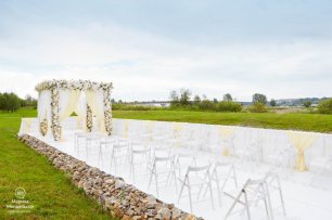 Проход к свадебному алтарю