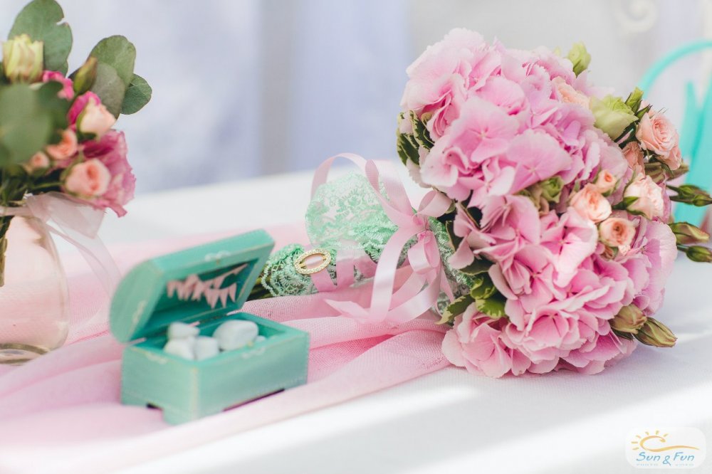 Розовый свадебный букет с гортензиями