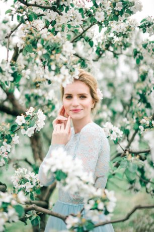 Нежная Яна в цветущих садах