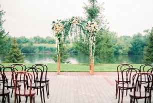 Церемония регистрации на берегу реки