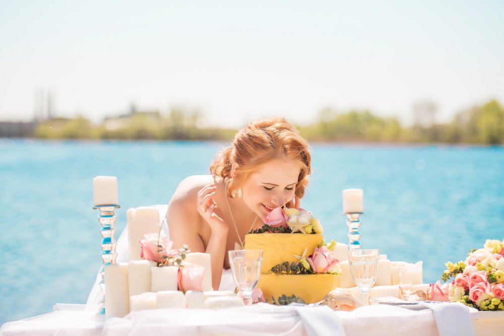 Стилизованная съемка "Утро у воды"
Нежный, необычный, интересный проект!
Идея и концепция:"Ivetta" студия авторских свадеб
Декор и флористика: Свадебная студия "BarBaris-Wedding"
Фото: Ангелина Нусина
Макияж и прическа: Галя Муртазина
Торт: Cake for you
Полиграфия:Дарья Ильницкая
Модель: Ольга Беляева