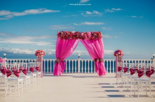 Оформление места бракосочетания в цвете фуксии