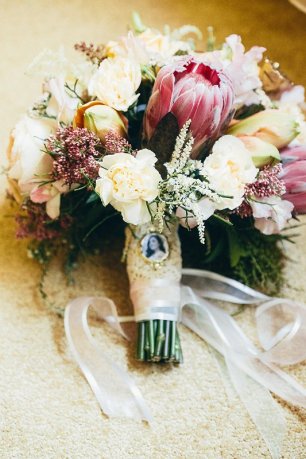 Букет невесты с винтажной брошкой