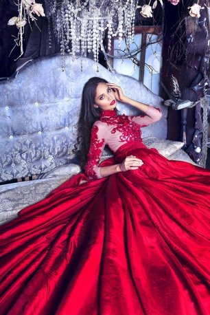 Роскошное ярко-красное платье