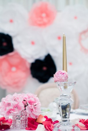 Свечи и оригинальная хрустальная ваза