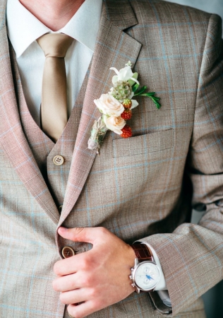 жених в костюме-тройке в клетку, организатор СЧАСТЬЕ ЕСТЬ!