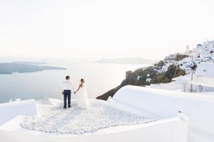 Оригинальная фотозона: крыша здания, покрытая белыми камнями