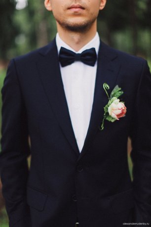 Черный пиджак и бабочка