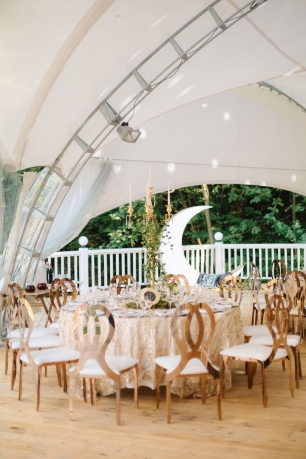 Оформление банкетной зоны на свадьбе "Зачарованный лес"