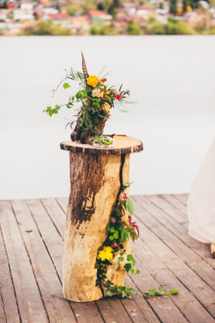 Оформление выездной регистрации на пирсе в бохо-стиле