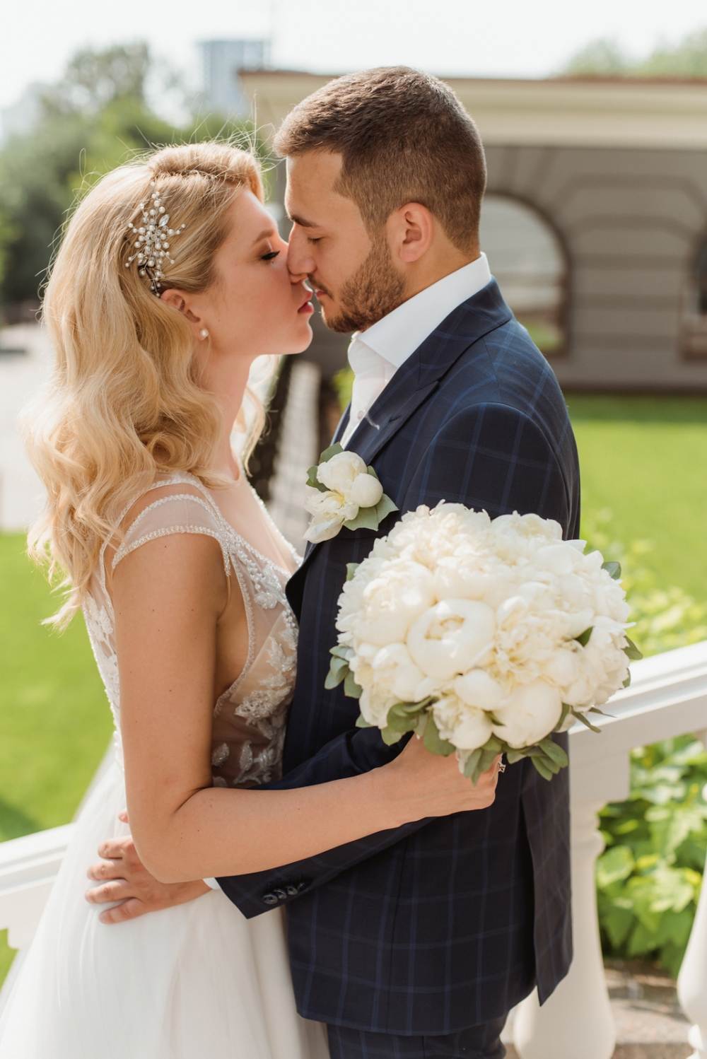 WHITE PEONIES | Денис & Виктория
Организация и координация / PERFECTO WEDDING 
Фотосъемка / Олег Шашков
Аксессуар в прическу / Екатерина Захарова
MUAH / Conception_ekb
Фотостудия / Villa Nina