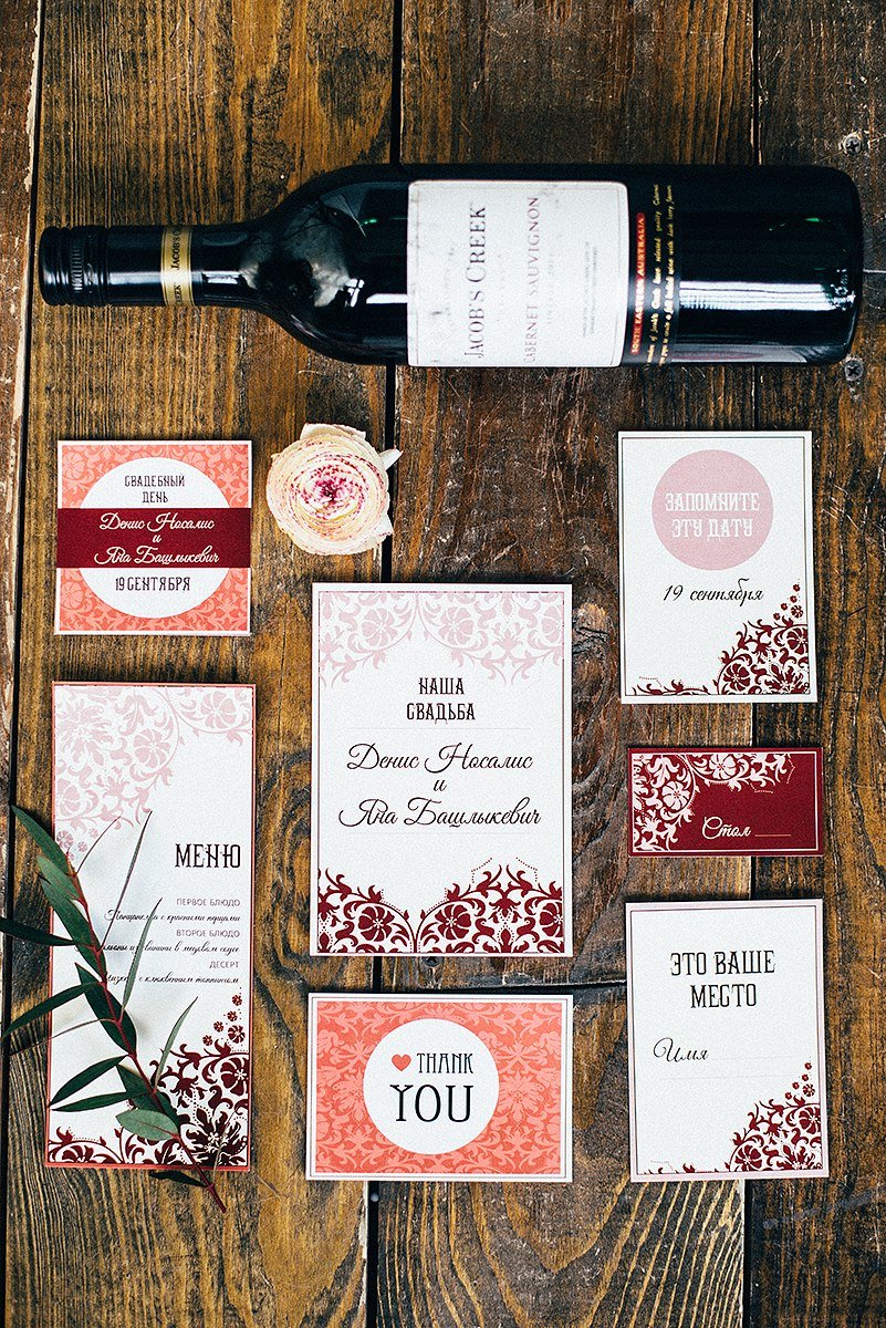 Марсала, богатый винный оттенок - это тренд сезона и главный цвет свадебной фотесессии Яны и Дениса.
 - Организация и декор - Студия праздника WHITE ROOM, white-room.by,
 - Флористика - Белла Шурим, lovlu.by,
 - Визажист - Алеся Волкова, mup.by,
 - Прическа - Оля Статкевич,
 - Фотограф - Ульяна Шевелёва