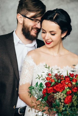 Марсала, богатый винный оттенок - это тренд сезона и главный цвет свадебной фотесессии Яны и Дениса