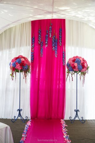 Место церемонии в цвете фуксии