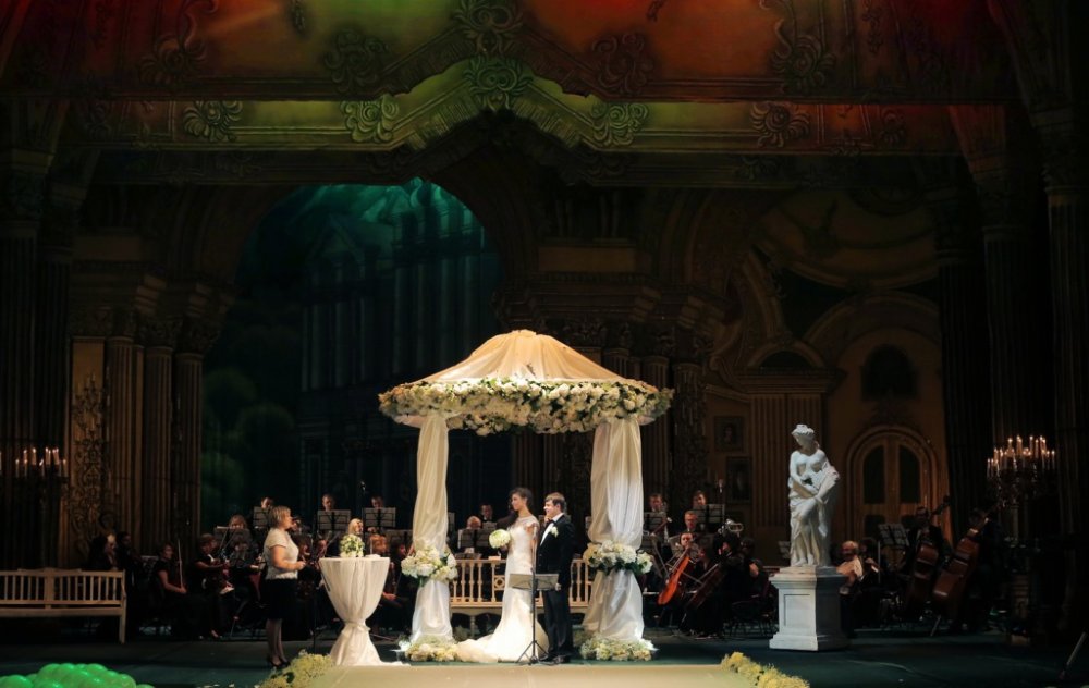 В сентябре 2013 года в Челябинске прошла первая и единственная выездная регистрация на сцене Челябинского государственного академического театра оперы и балета имени М. И. Глинки. Регистрацию проводил работник ЗАГСа под аккомпанемент симфонического оркестра
