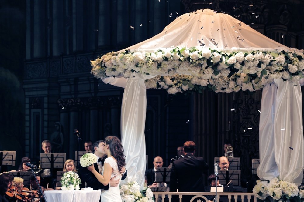 В сентябре 2013 года в Челябинске прошла первая и единственная выездная регистрация на сцене Челябинского государственного академического театра оперы и балета имени М. И. Глинки. Регистрацию проводил работник ЗАГСа под аккомпанемент симфонического оркестра
