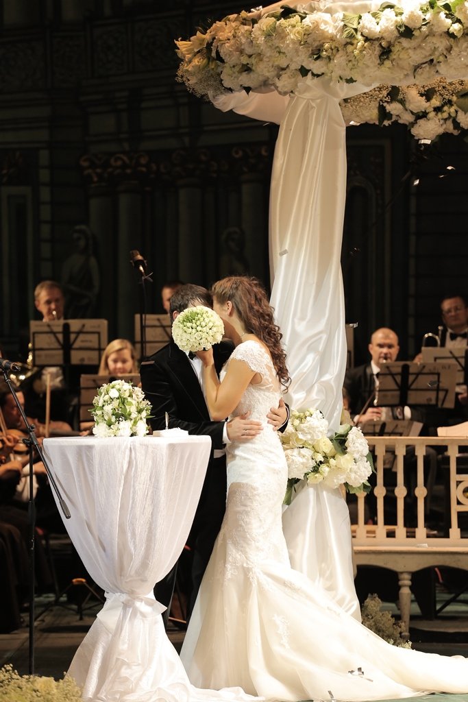 В сентябре 2013 года в Челябинске прошла первая и единственная выездная регистрация на сцене Челябинского государственного академического театра оперы и балета имени М. И. Глинки. Регистрацию проводил работник ЗАГСа под аккомпанемент симфонического оркестра
