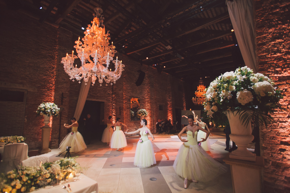 Свадьба в Венеции

Наполнение вечера:
•  Джазовый коллектив из Британии •  Музыкальная группа из Франции Goldsingers
•  Музыкальные сеты от DJ Gotta (Франция)
•  Танцующие художники (Москва)
•  Французский цирк
•  Хедлайнер вечера: Sting