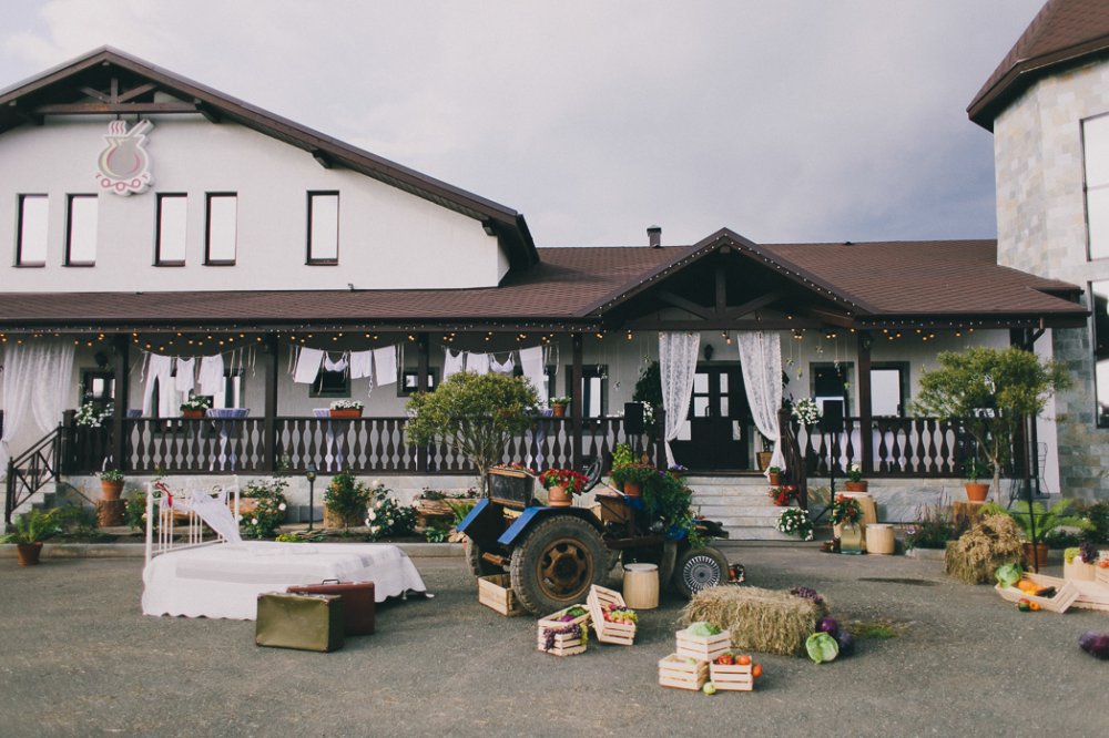 Свадьба-мюзикл, сентябрь 2013 года. Необычная свадьба в формате мюзикла-капустника, полностью основанная на фильме «Укрощение строптивого» с Адриано Челентано и Орнеллой Мутти в главных ролях. На основе фильма создавался сценарий, декор мероприятия, которому было уделено особое внимание, подбиралась музыка, костюмы главных героев торжества. 

Формат мюзикла-капустника подразумевал подготовку всех номеров гостями свадьбы под чутким руководством сотрудников IDEAFIX GROUP ceremony. Создание, координация и репетиции только этого блока обширной программы длились около полугода. Но все училия были не напрасны! Свадьба в таком формате получилась действительно душевной, творческой, яркой и необычной.