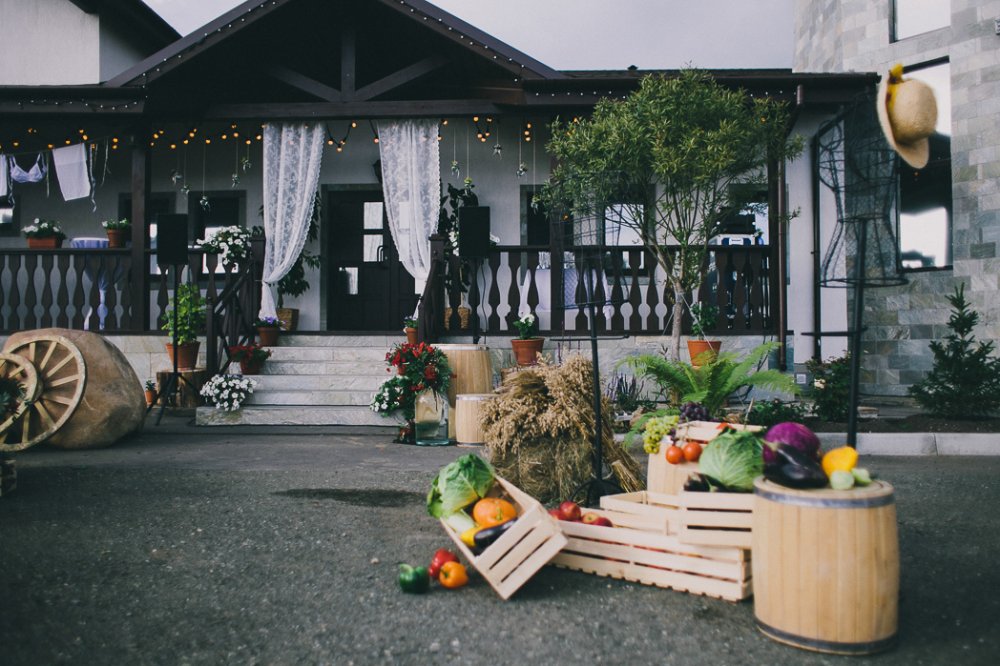 Свадьба-мюзикл, сентябрь 2013 года. Необычная свадьба в формате мюзикла-капустника, полностью основанная на фильме «Укрощение строптивого» с Адриано Челентано и Орнеллой Мутти в главных ролях. На основе фильма создавался сценарий, декор мероприятия, которому было уделено особое внимание, подбиралась музыка, костюмы главных героев торжества. 

Формат мюзикла-капустника подразумевал подготовку всех номеров гостями свадьбы под чутким руководством сотрудников IDEAFIX GROUP ceremony. Создание, координация и репетиции только этого блока обширной программы длились около полугода. Но все училия были не напрасны! Свадьба в таком формате получилась действительно душевной, творческой, яркой и необычной.