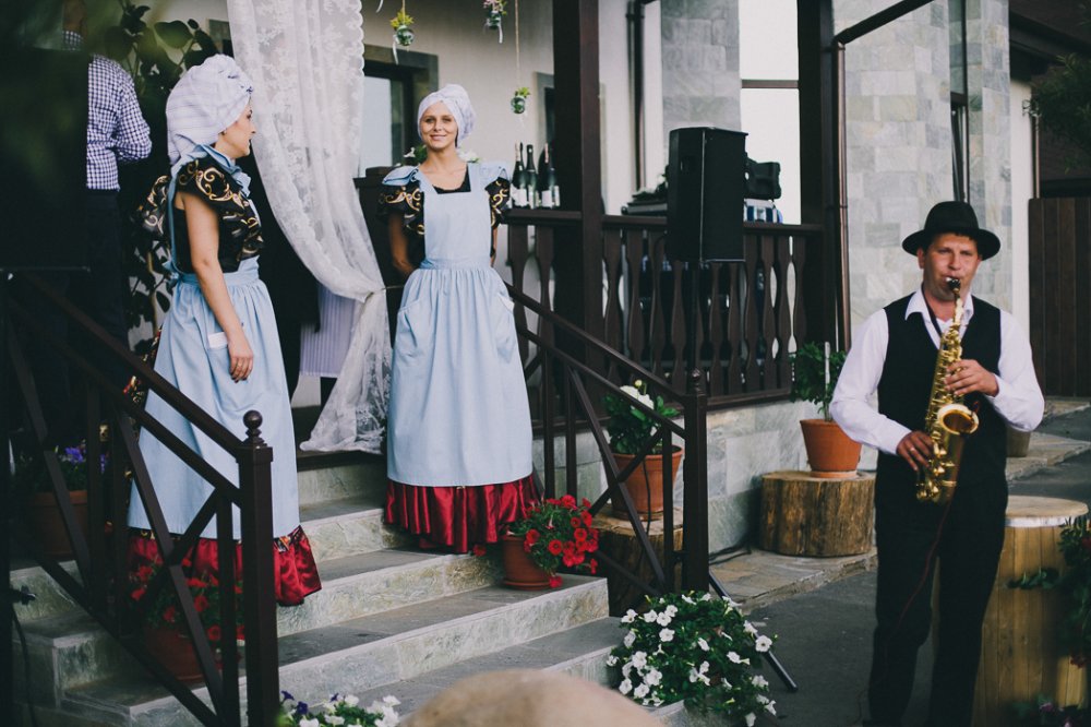 Свадьба-мюзикл, сентябрь 2013 года. Необычная свадьба в формате мюзикла-капустника, полностью основанная на фильме «Укрощение строптивого» с Адриано Челентано и Орнеллой Мутти в главных ролях. На основе фильма создавался сценарий, декор мероприятия, которому было уделено особое внимание, подбиралась музыка, костюмы главных героев торжества. 

Формат мюзикла-капустника подразумевал подготовку всех номеров гостями свадьбы под чутким руководством сотрудников IDEAFIX GROUP ceremony. Создание, координация и репетиции только этого блока обширной программы длились около полугода. Но все училия были не напрасны! Свадьба в таком формате получилась действительно душевной, творческой, яркой и необычной.