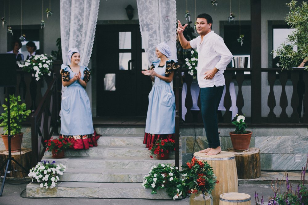 Свадьба-мюзикл, сентябрь 2013 года. Необычная свадьба в формате мюзикла-капустника, полностью основанная на фильме «Укрощение строптивого» с Адриано Челентано и Орнеллой Мутти в главных ролях. На основе фильма создавался сценарий, декор мероприятия, которому было уделено особое внимание, подбиралась музыка, костюмы главных героев торжества. 

Формат мюзикла-капустника подразумевал подготовку всех номеров гостями свадьбы под чутким руководством сотрудников IDEAFIX GROUP ceremony. Создание, координация и репетиции только этого блока обширной программы длились около полугода. Но все училия были не напрасны! Свадьба в таком формате получилась действительно душевной, творческой, яркой и необычной.