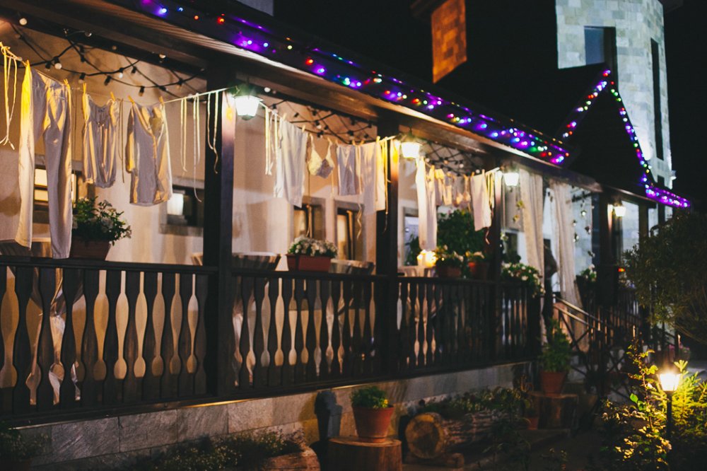 Свадьба-мюзикл, сентябрь 2013 года. Необычная свадьба в формате мюзикла-капустника, полностью основанная на фильме «Укрощение строптивого» с Адриано Челентано и Орнеллой Мутти в главных ролях. На основе фильма создавался сценарий, декор мероприятия, которому было уделено особое внимание, подбиралась музыка, костюмы главных героев торжества. 

Формат мюзикла-капустника подразумевал подготовку всех номеров гостями свадьбы под чутким руководством сотрудников IDEAFIX GROUP ceremony. Создание, координация и репетиции только этого блока обширной программы длились около полугода. Но все училия были не напрасны! Свадьба в таком формате получилась действительно душевной, творческой, яркой и необычной.