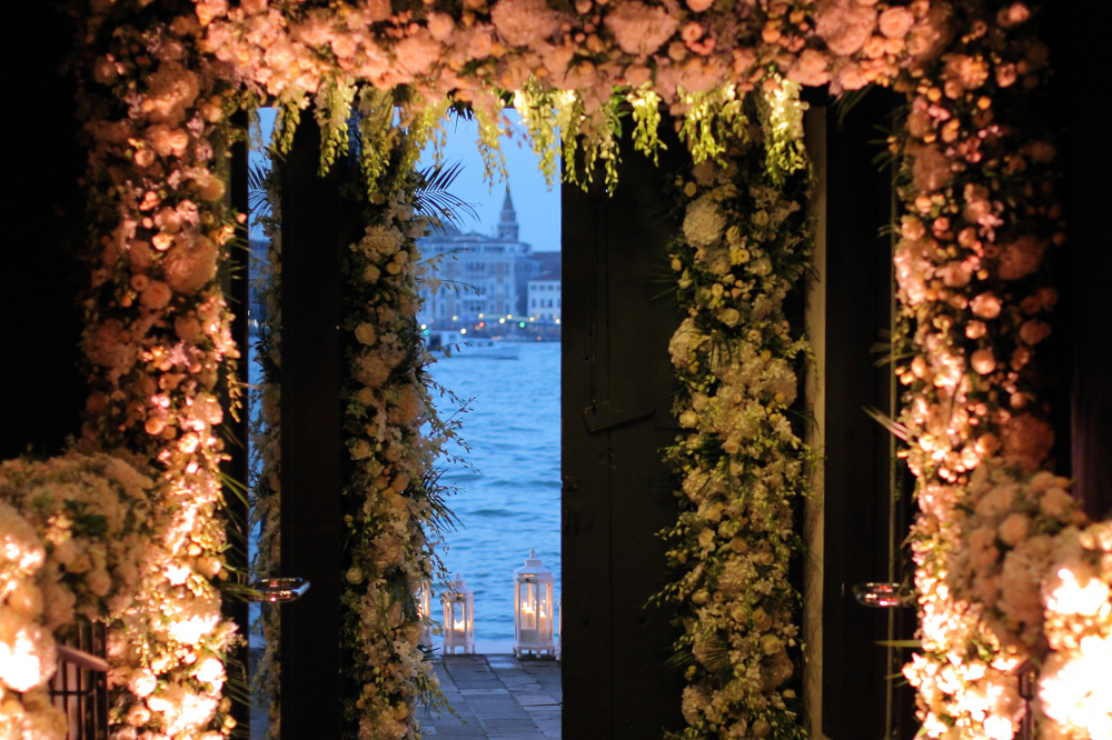 Свадьба в Венеции

Наполнение вечера:
•  Джазовый коллектив из Британии •  Музыкальная группа из Франции Goldsingers
•  Музыкальные сеты от DJ Gotta (Франция)
•  Танцующие художники (Москва)
•  Французский цирк
•  Хедлайнер вечера: Sting