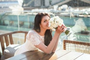 Невеста с белоснежным свадебным букетом