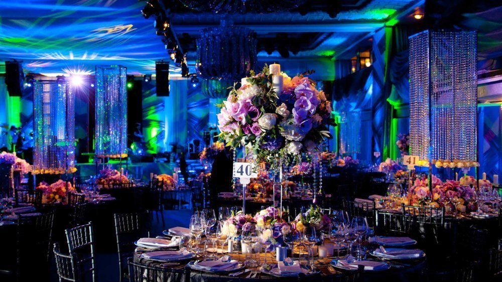 Цветочная композиция для оформления свадебного стола гостей