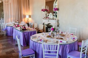 Оформление стола в сириневых тонах