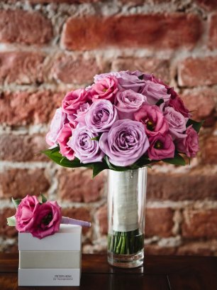 Сиреневые букет невесты и бутоньерка жениха